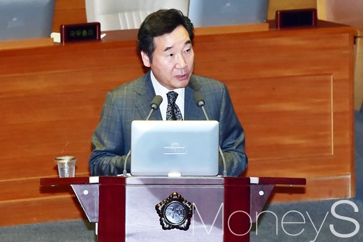 기간제교사. 이낙연 국무총리가 지난 11일 국회에서 열린 대정부질문에서 의원들의 질의에 답변하고 있다. /사진=임한별 기자