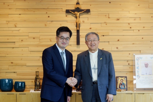 종교인 과세. 김동연 경제부총리 겸 기획재정부 장관(왼쪽)이 지난달 31일 서울 광진구 한국천주교중앙협의회를 방문해 천주교 주교회의 의장인 김희중 대주교와 인사하고 있다. /사진=뉴시스