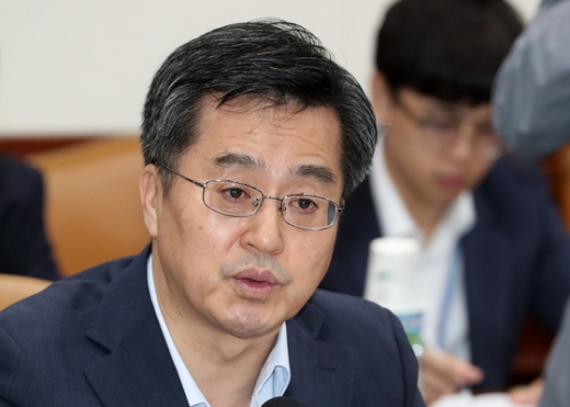 김동연 종교인 과세. 김동연 경제부총리 겸 기획재정부 장관이 지난달 24일 서울 종로구 정부서울청사에서 열린 경제관계장관회의에서 모두발언을 하고 있다. /사진=뉴스1