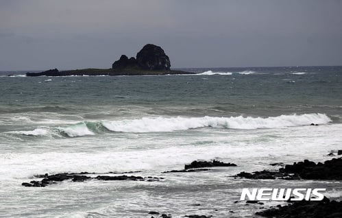 태풍 탈림이 일본 방향으로 경로를 이동하면서 제주도도 간접영향권에 들 것으로 보인다. 14일 오후 제주 서귀포시 앞바다. /사진=뉴시스