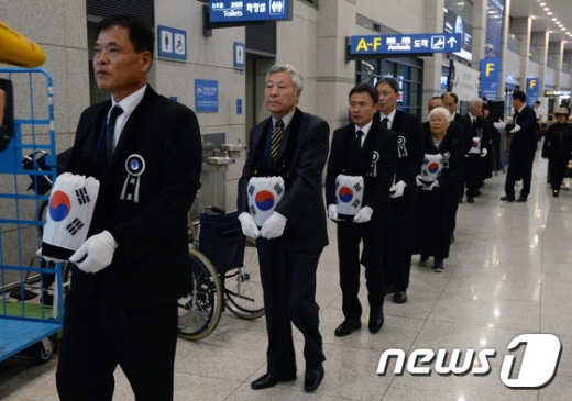 지난해 9월 21일 오후 인천국제공항을 통해  봉환된 사할린 강제동원 한국인 희생자 유가족들이 희생자 유해 11위를 운구하고 있다. /자료사진=뉴스1