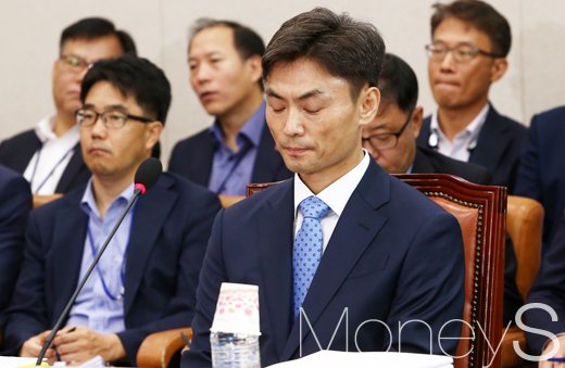 박성진. 박성진 중소벤처기업부 장관 후보자가 지난 11일 국회 산업통상자원중소벤처기업위원회에서 열린 인사청문회에서 의원들의 질타에 고개를 숙이고 두 눈을 감고 있다. /사진=임한별 기자