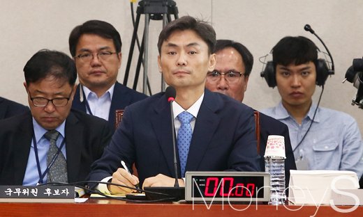 임종석. 박성진. 박성진 중소벤처기업부 장관 후보자가 지난 11일 국회 산업통상자원중소벤처기업위원회에서 열린 인사청문회에 출석해 의원들의 질의를 듣고 있다. /사진=임한별 기자