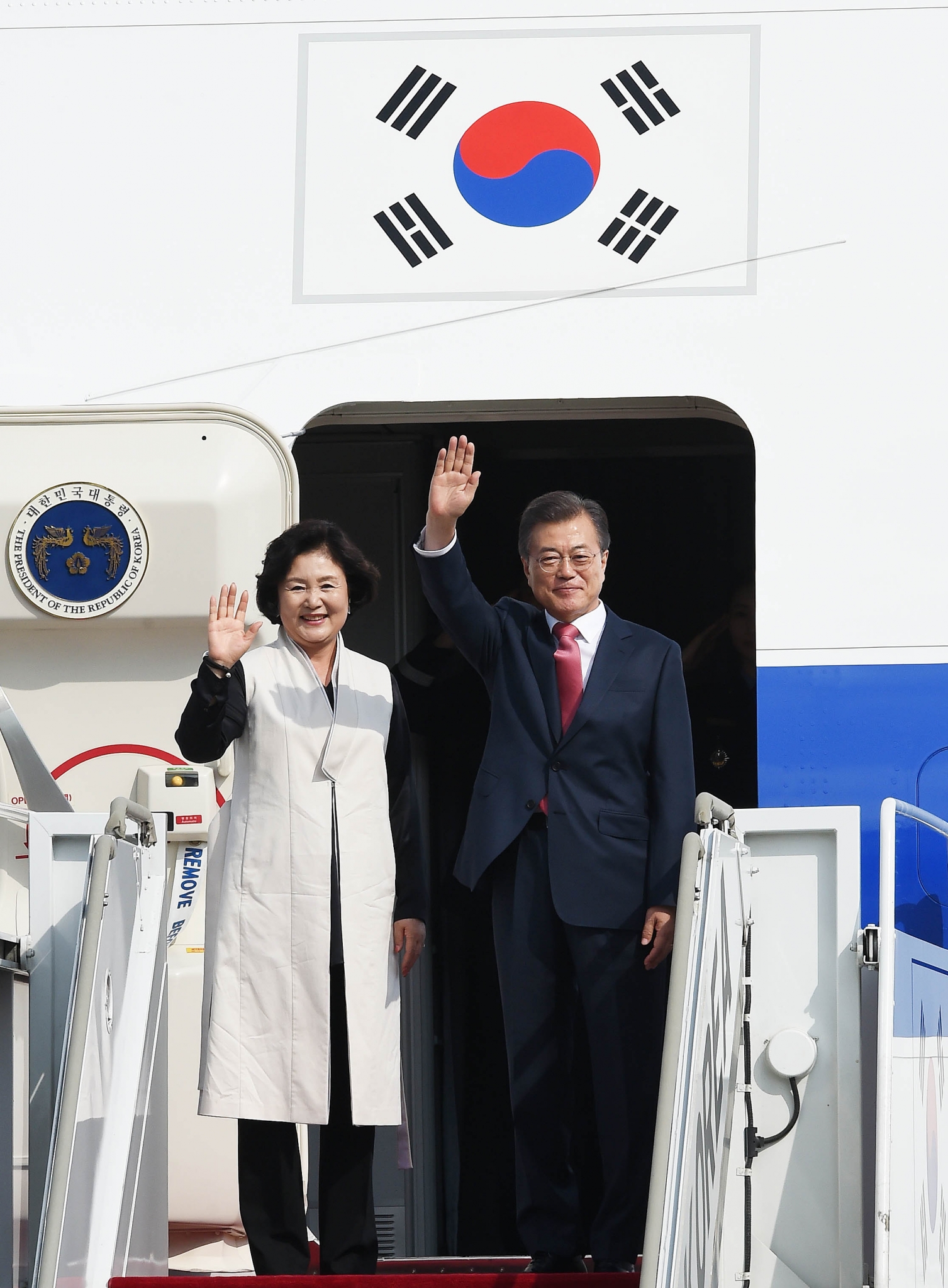 문재인 미국. 문재인 대통령(오른쪽)과 김정숙 여사가 18일 경기 성남시 서울공항에서 미국 뉴욕으로 출국하기 위해 전용기에 탑승하며 손을 흔들고 있다. /사진=뉴시스