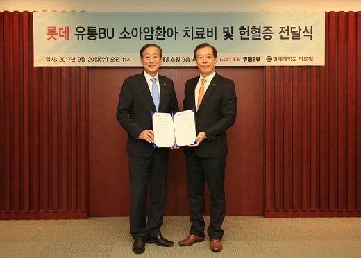 (좌) 연세대학교 의료원 윤도흠 의료원장, (우) 롯데홈쇼핑 이완신 대표이사. /사진=롯데 유통BU