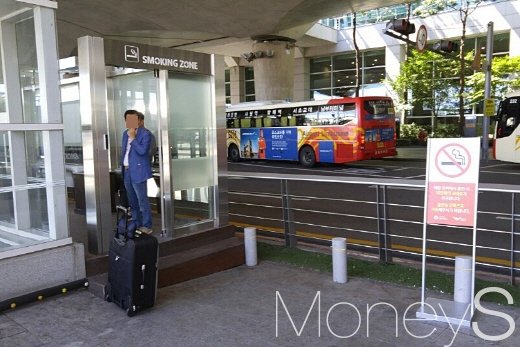인천공항 도착장 야외흡연실의 모습. /사진=박찬규 기자