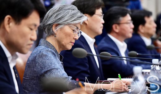 김정은 성명. 사진은 강경화 외교부 장관(왼쪽 2번째). /사진=임한별 기자