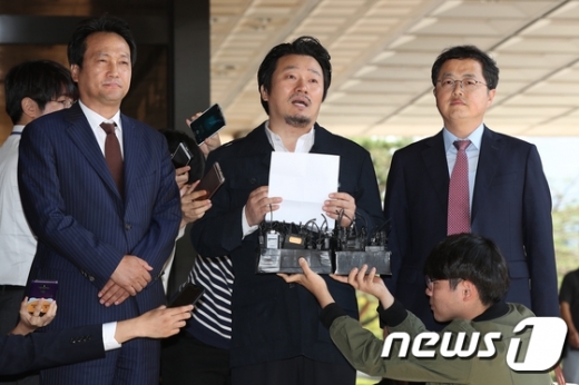 안민석 더불어민주당 의원, 영화 '김광석'을 연출한 이상호 감독, 김성훈 변호사(왼쪽부터)가 지난 21일 서울 서초구 서울중앙지방검찰청에서 고 김광석 자살사건 재수사를 촉구하는 기자회견을 열고 있다. /사진=뉴스1 DB