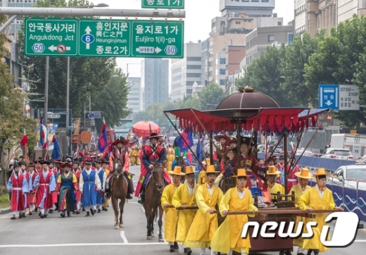 23일 오전 열린 '2017년 정조대왕 능행차 재현행사'에서 능행차 행렬이 서울 종로1가를 지나 서울역으로 향하고 있다. /사진=뉴스1 DB