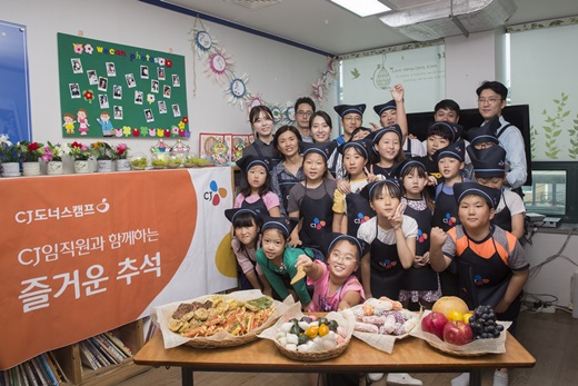 지난 22일 서울 강서구의 한 지역아동센터에서 봉사활동에 참여한 CJ그룹 임직원들이 어린이들과 함께 명절 음식을 만든 후 기념촬영을 하고 있다. /사진=CJ그룹