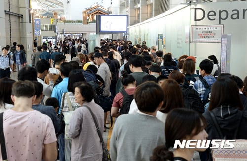 인천공항 비정규직 2000명 '임시법인'으로 소속 전환… 협력사 10곳 조기 계약해지