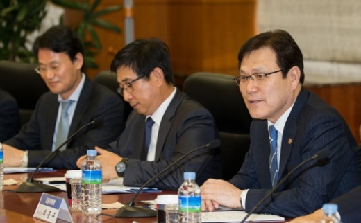 최종구(오른쪽) 금융위원회 위원장이 지난달 26일 서울 여의도 금융투자협회에서 열린 자산운용사 대표 등과의 간담회에서 발언을 하고 있다./사진=금융위원회