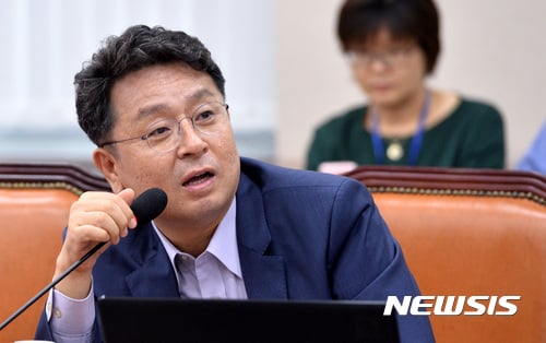 국회 국방위원회 민주당 간사인 이철희 의원이 최근 군에서 한 중령이 음주 후 사격을 한 사건을 보고했다. /자료사진=뉴시스