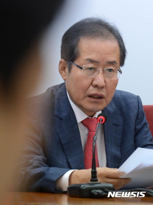 홍준표 자유한국당 대표가 MB 정부 수사에 대해 "정치보복쇼"라고 주장했다. /자료사진=뉴시스