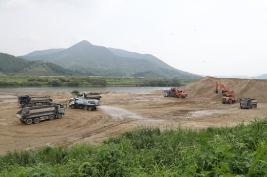 경남 의령군 대산지구 골재채취장에 모래를 사가기 위해 들어선 대형트럭의 모습. /사진=의령군