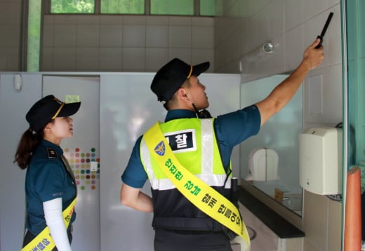 경찰이 공공 화장실에서 몰카 설치 여부를 점검하는 모습. /사진=강남경찰서
