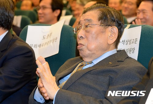 지난 1일 서울 여의도 국회도서관 대강당에서 열린 국회의원 태권도연맹 발대식에 참석한 김운용 전 IOC 부위원장이 태권도 시범단 공연을 관람하고 있다. /사진=뉴시스