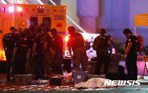 지난 1일(현지시간) 미국 라스베이거스의 거리에서 경찰이 총격 사건을 수습하고 있다. /사진=뉴시스(AP)
