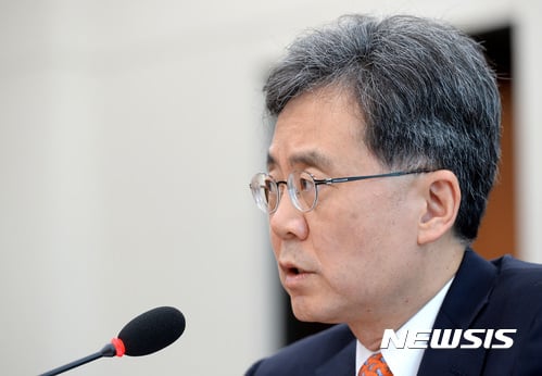 김현종 산업통상자원부 통상교섭본부장이 지난 1일 서울 여의도 국회 산업통상자원중소벤처기업위원회 회의실에서 열린 통상 및 에너지 소위원회에 참석해 현안보고를 하고 있다. /사진=뉴시스