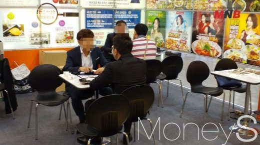 ▲ 프랜차이즈 창업박람회 상담모습.기사와 무관함 (사진=강동완기자)