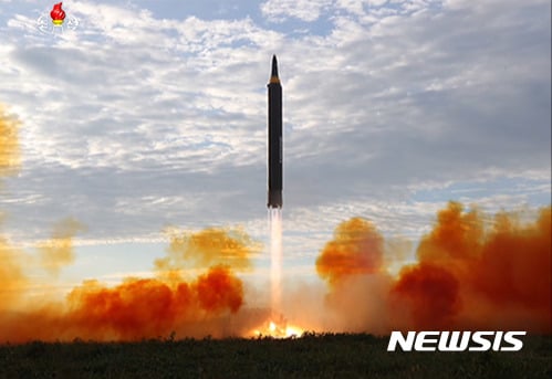 북한 조선중앙TV가 16일 평양 순안비행장에서 진행된 IRBM(중거리급탄도미사일) '화성-12형' 발사 장면을 공개하고 있다. /사진=조선중앙TV