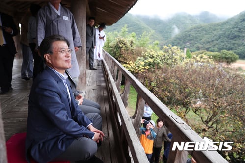 문재인 대통령이 6일 오후 경북 안동 하회마을을 방문해 병산서원 만대루 누각에 앉아서 관람하고 있다. /사진=청와대 제공