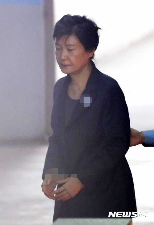 박근혜 전 대통령 구속 연장 여부가 10일 공판에서 결정된다. 박 전 대통령이 10일 오전 서울 서초구 서울중앙지방법원에 출석했다. /사진=뉴시스