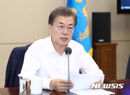 문재인 대통령 여론조사 지지율이 추석 연휴  막바지 69%를 기록했다. /자료사진=뉴시스