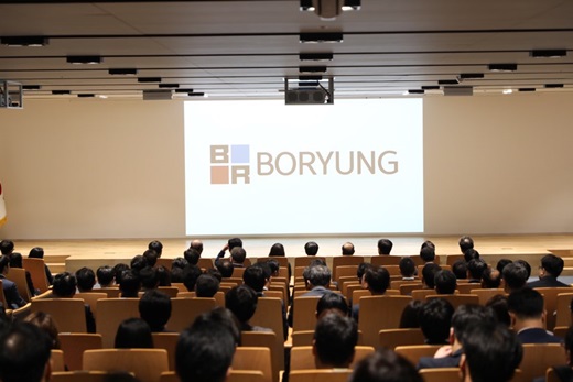 10일 서울 종로구 보령빌딩 중보홀에서 진행된 ‘100년 보령 시무식’에서 새로운 CI가 발표되고 있다. /사진=보령제약