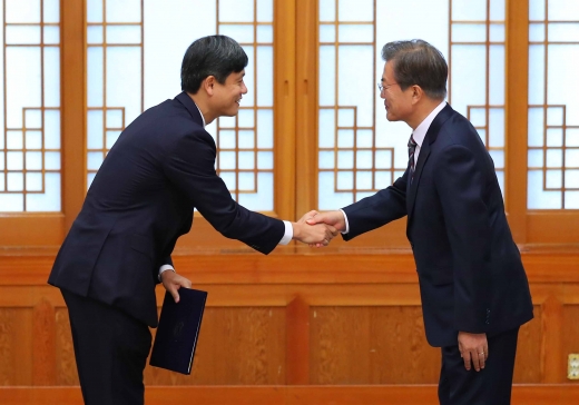 신인령. 문재인 대통령(오른쪽)이 10일 서울 종로구 청와대에서 장병규 4차산업혁명위원회 위원장에게 위촉장을 수여하고 있다. /사진=뉴시스