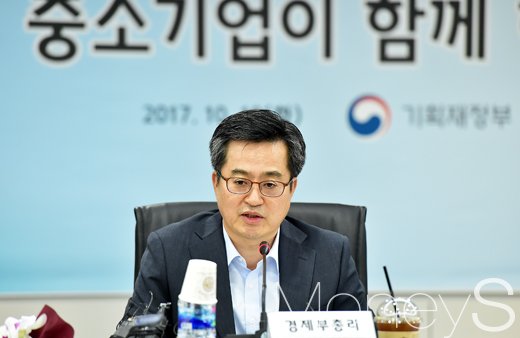 정부 경제정책 공유 및 중소기업 관련 주요 현안 과제 논의를 위한 간담회가 10일 서울 여의도 KBIZ중소기업중앙회 이사회의실에서 열린 가운데 김동연 경제부총리 겸 기획재정부 장관이 모두발언하고 있다. /사진=임한별 기자