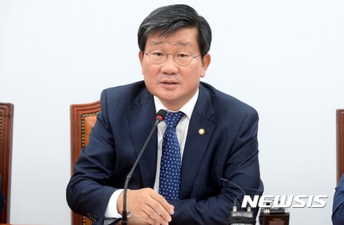전해철 더불어민주당 의원이 경기지사 선거 출마 가능서에 대해 "유력하게 검토하고 있다"고 밝혔다. /자료사진=뉴시스