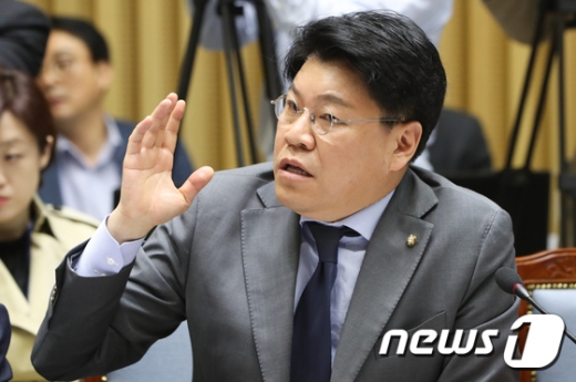 장제원 자유한국당 의원이 17일 오전 열린 국회 행정안전위원회의 서울시 국정감사에서 질의를 하고 있다. /사진=뉴스1
