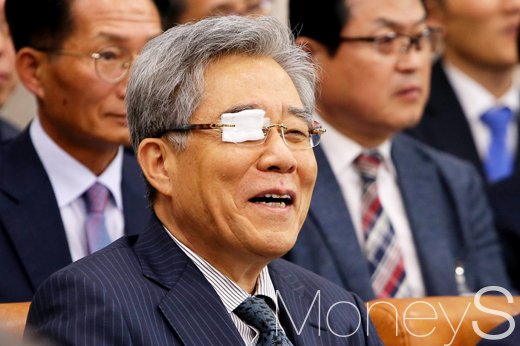 [머니S포토] 국감장에서 웃음 터진 함승희 강원랜드 사장