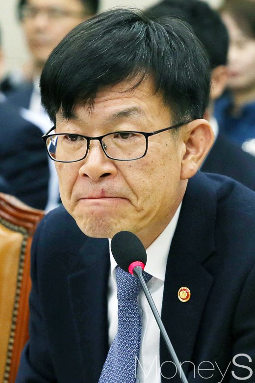 [머니S포토] 입술 부르튼 김상조 공정거래위원장