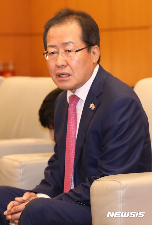 홍준표 자유한국당 대표 탈당 권고 조치와 관련, 서청원 의원을 비판했다. /사진=뉴시스