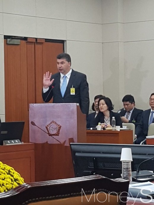 카허 카젬 한국지엠 사장이 23일 국회 정무위원회 국정감사에 증인으로 출석해 선서하고 있다.