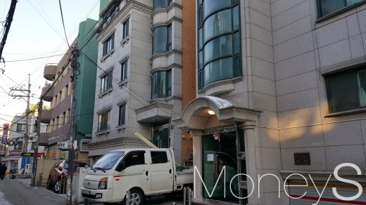 LH가 관악구와 협업해 주거위기가구에 응급주택을 무상 제공키로 했다. 사진은 서울대 인근의 한 원룸 골목. /사진=김창성 기자