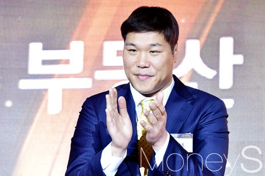 [머니S포토] 서장훈의 '큰 박수'