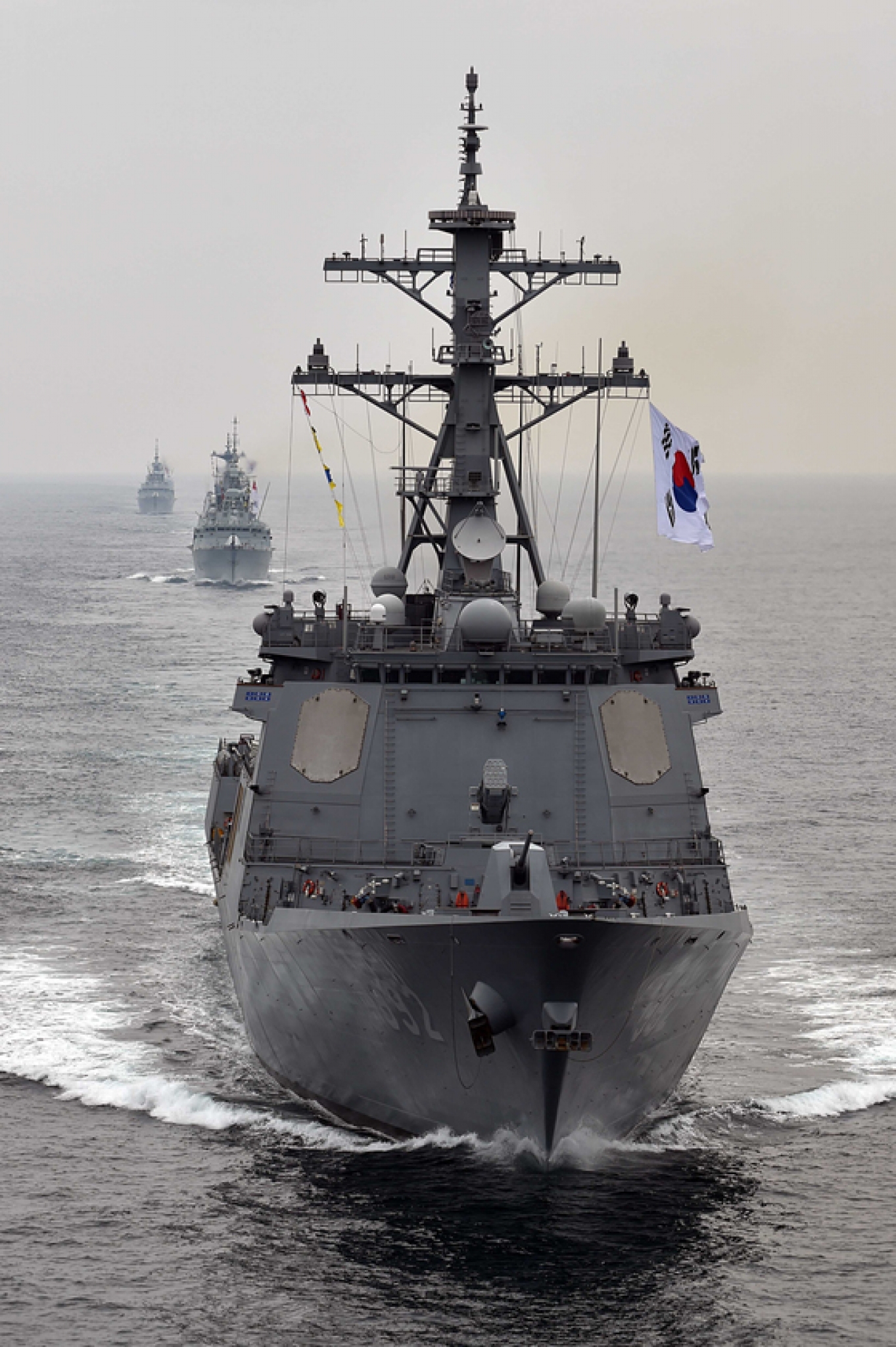 지난 6월23일 제주 인근 해상에서 한국·캐나다 해군이 연합해상기동훈련을 펼치고 있다. 사진은 율곡이이함. /사진=뉴스1
