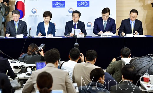 김동연 경제부총리 겸 기획재정부 장관이 24일 오후 서울 종로구 정부서울청사에서 가계부채 종합대책을 발표하고 있다. 왼쪽부터 윤면식 한국은행 부총재, 김현미 국토교통부 장관, 김동연 부총리, 최종구 금융위원장, 최흥식 금융감독원장./사진=임한별 기자