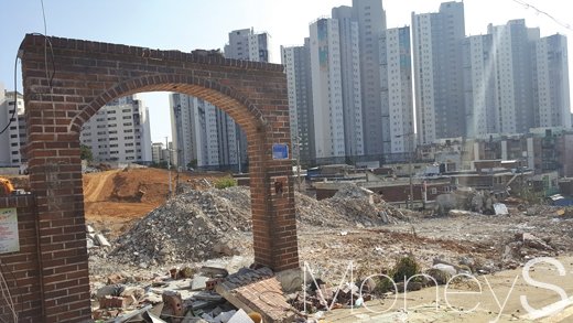 한창 철거가 진행 중인 신길뉴타운 노후 주택가. 뒤로 보이는 아파트는 지난 4월 입주한 레미안 에스티움. /사진=김창성 기자