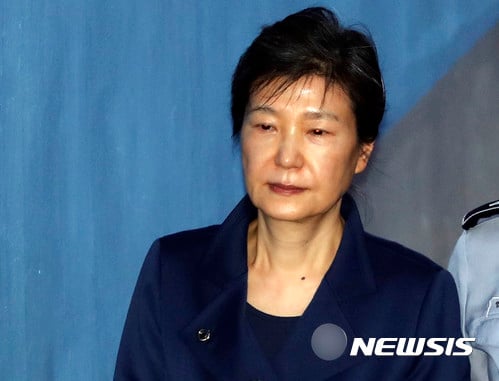 법원이 박근혜 전 대통령에게 직권으로 5명의 변호인을 선정했다. /자료사진=뉴시스