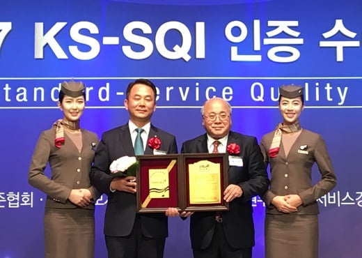 아시아나항공 구자준 캐빈본부장(왼쪽 두번째)이 25일 서울 소공동 롯데호텔에서 열린 '2017년 한국서비스품질지수(KS-SQI) 1위 기업 인증 수여식'에 참석해, 한국표준협회 백수현 회장(왼쪽 세번째)과 기념촬영을 하고 있다. /사진= 아시아나항공 제공