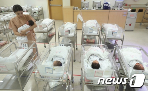 8월 출생아 3만200명, 월간기준 역대 최저치… 혼인건수도 줄어