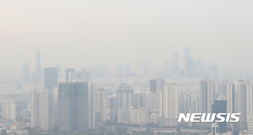 26일 서울 등 서부 지역을 중심으로 미세먼지 농도가 올라간다. 사진은 안개 낀 서울 도심. /자료사진=뉴시스