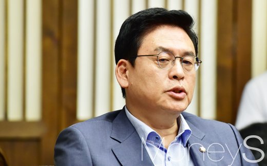 공영홈쇼핑. 사진은 정우택 자유한국당 의원. /사진=임한별 기자