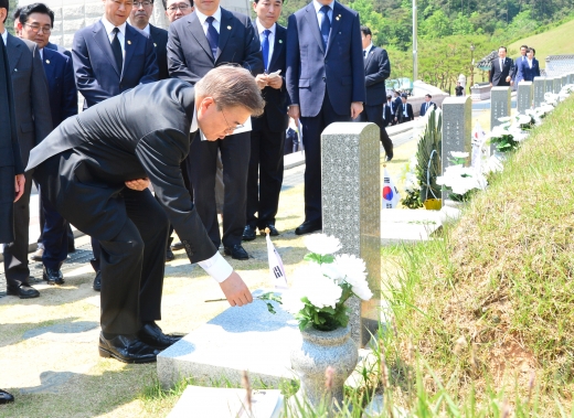 아지오 구두. 문재인 대통령이 지난 5월18일 광주 북구 국립5·18민주묘지에서 제37주년 5·18 민주화운동 기념식 이후 윤상원 열사의 묘비에 헌화를 하고 있다. /사진=뉴시스