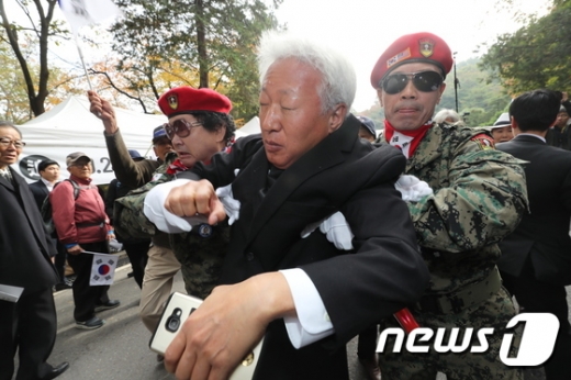류석춘 자유한국당 혁신위원장이 26일 국립현충원에서 열린 박정희 전 대통령 추도식에서 친박단체 회원들의 항의를 받고 있다. /사진=뉴스1