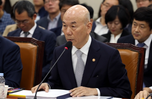 방통위. 김경환. 이진순. 이효성 방송통신위원장이 지난 13일 서울 영등포구 국회에서 열린 과학기술정보방송통신위원회의 방송통신위원회·방송통신심의위원회·시청자미디어재단에 대한 국정감사에서 의원들의 질의에 답변하고 있다. /사진=뉴시스